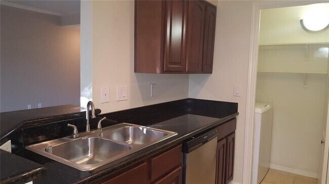 Building Photo - 6000 Shepherd Mountain Cove