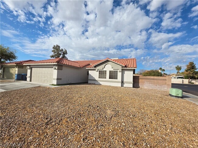 Building Photo - 5843 Berry Hill Ln