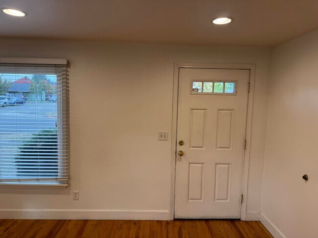 Building Photo - 2 Bedroom Duplex in S. Eugene/Campus Area Eugene