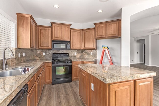 Building Photo - Lovely home in cul-de-sac lot with fenced pool!