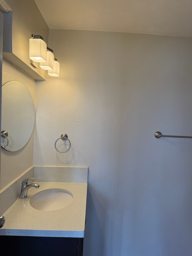 Building Photo - Hono Hale C112