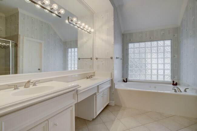 Building Photo - 2205 Commonwealth St