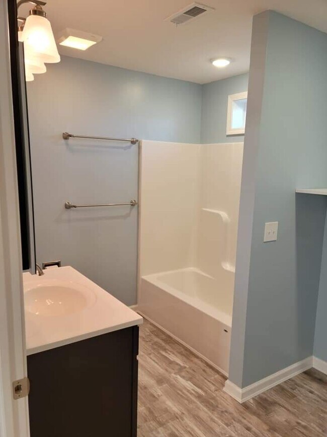 Building Photo - 407 E Center St