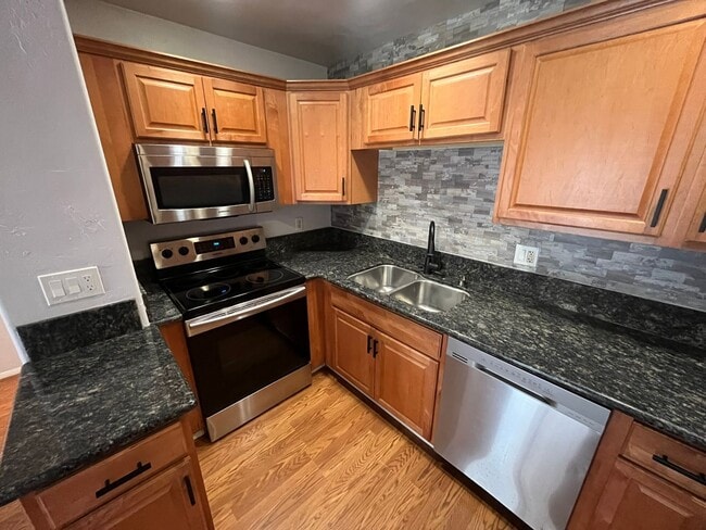 Building Photo - Cozy 1 Bedroom Condo with Walk-In Closet & Patio