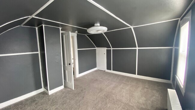 Building Photo - 26 Pine St