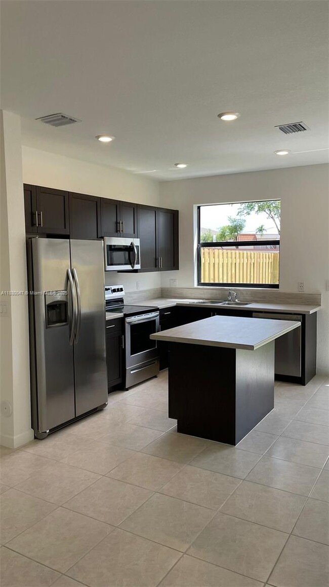 Building Photo - 20675 NE 7th Pl