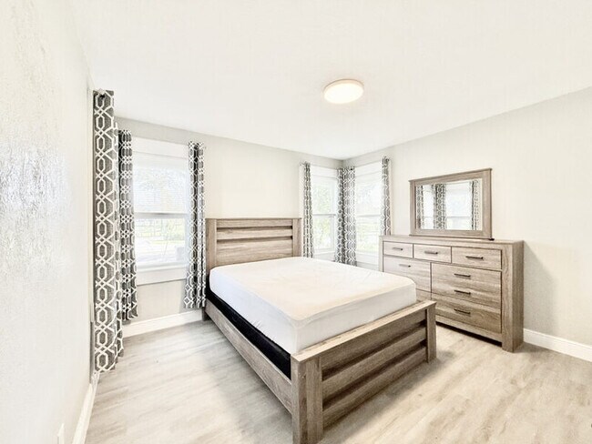 Building Photo - 3308 N Avon Ave