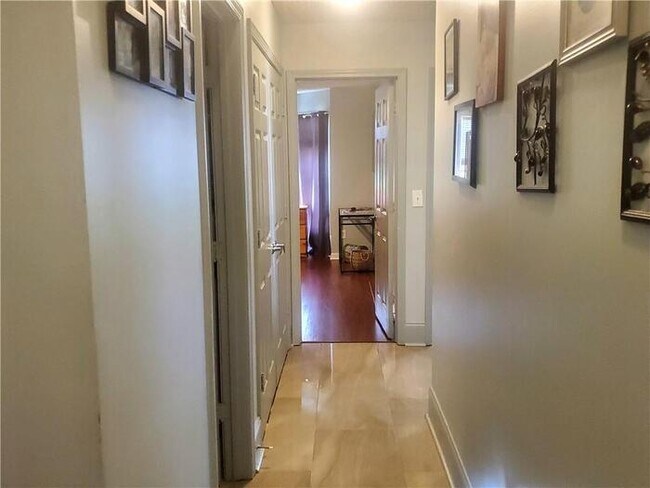 Building Photo - House - 4.5 beds 2 baths.