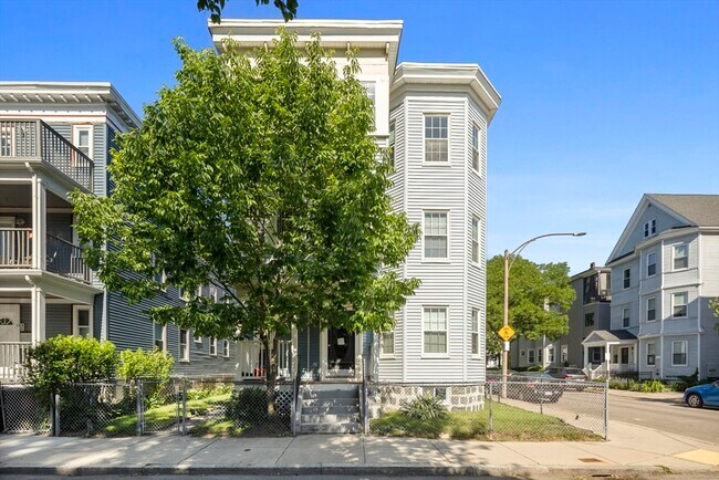 Building Photo - 118 Saxton St