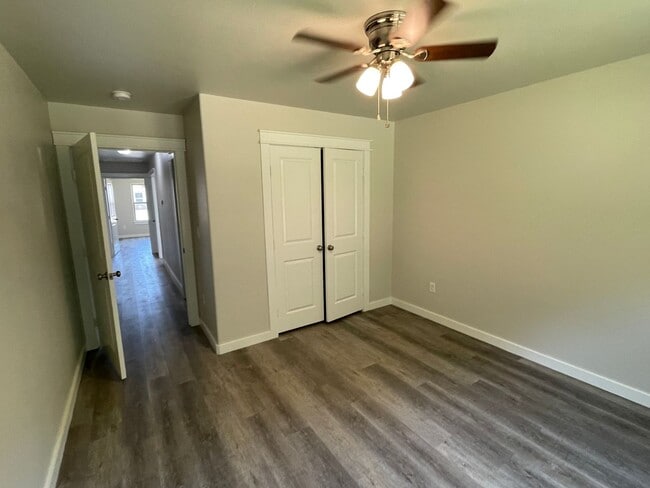Building Photo - Fenced yard/2000 Sqft/Premium location