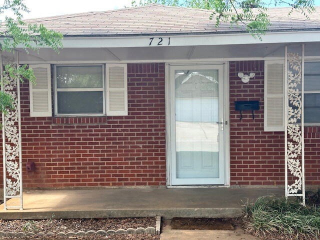 Building Photo - 721 N Bristow Ave