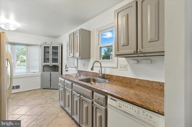 Building Photo - 7201 Fairfield Ct