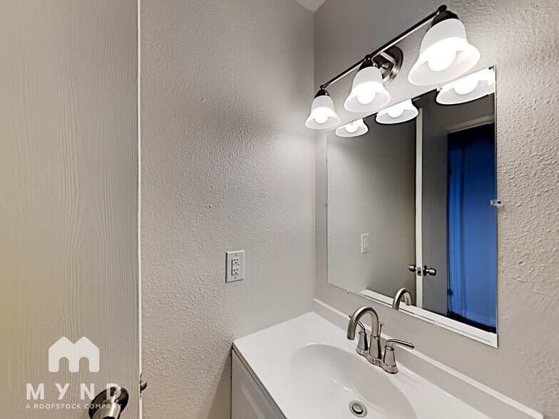 Building Photo - 7304 Lawnwood Dr