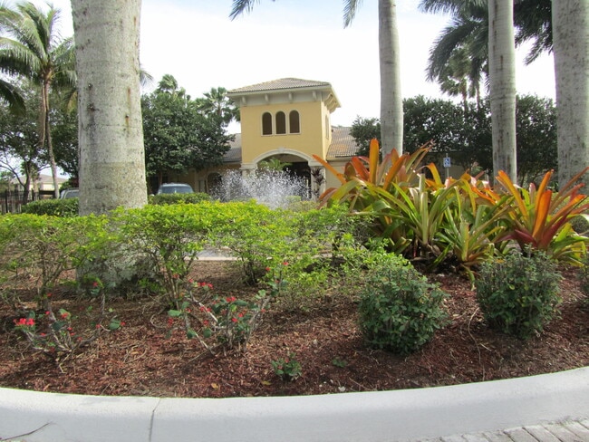 Building Photo - 700 Crestwood Ct S