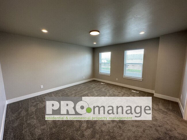 Building Photo - 3 Bed, 2.5 Bath Townhome w/ 2-Car Garage - NEAR NEW - Ammon