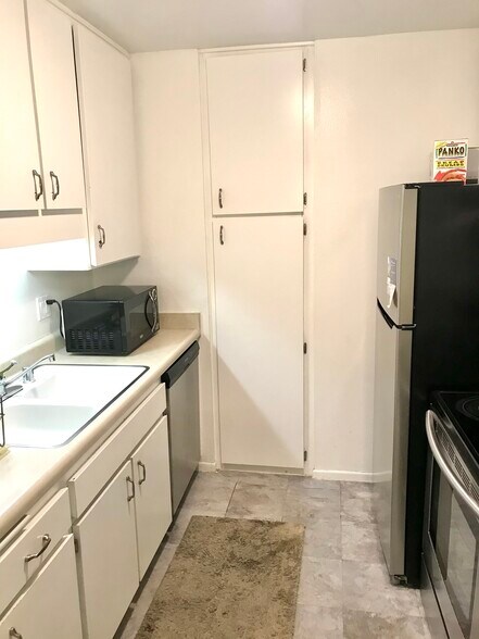 kitchen - 8650 Gulana Ave