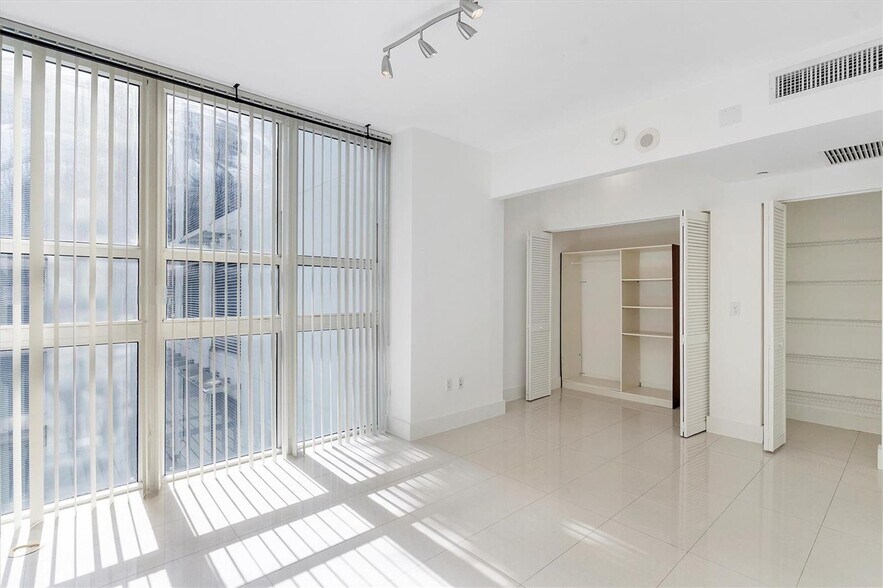 Building Photo - 951 Brickell Ave