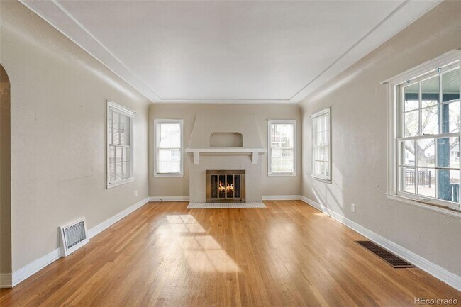 Building Photo - 1321 E Monument St