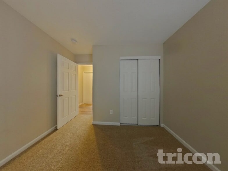 Building Photo - 857 E Saragosa St