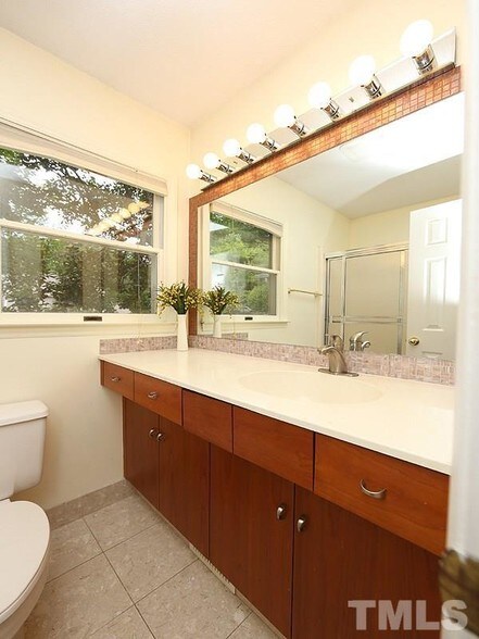 Master Bath - 102 Mallard Ct