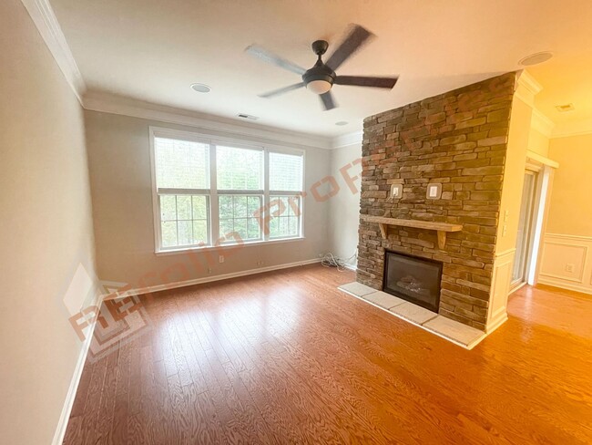Building Photo - Great Location! Elegant 3 Story 4 Bedroom ...