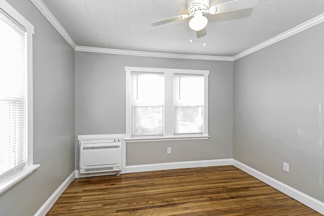 Building Photo - 2/1 House - Just Renovated Kitchen & Bath