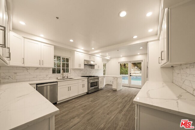 Building Photo - 1109 Pine Dr