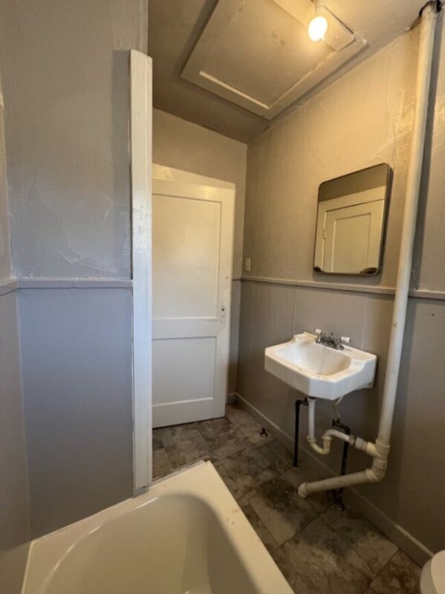 Building Photo - 2-Bedroom 1-Bath Home on Sunshine Rd!