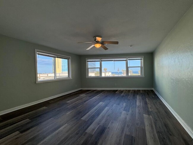 Building Photo - 2/1 Gem with Ocean Views!!