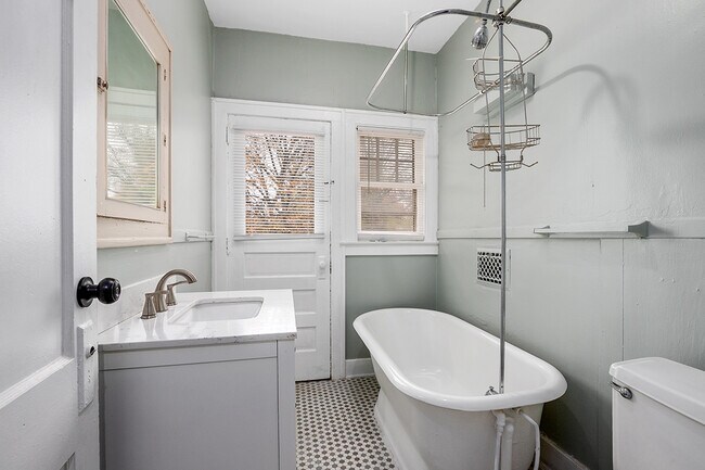 Building Photo - 861 Douglas St NW