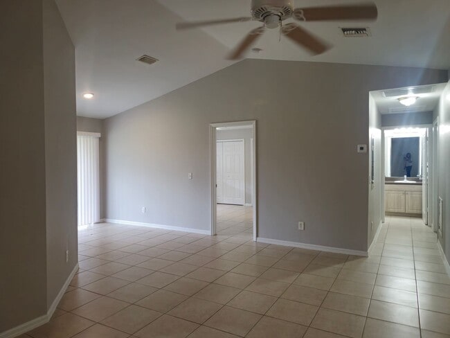 Building Photo - 3 bedroom 2 bath in Lehigh Acres