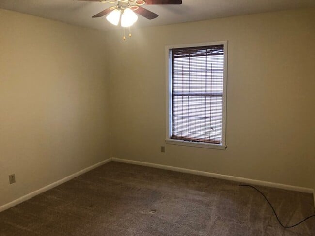 Building Photo - 2202 Holly Hill Dr
