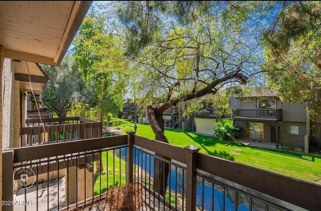Building Photo - Stunning 3 bedroom, 2.5 bathroom Townhome ...