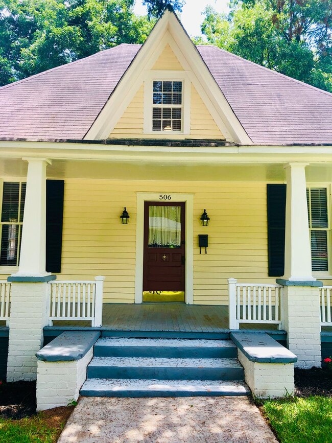 Building Photo - Plum Street-3 bedroom/2 bath home with large rocking chair front porch!