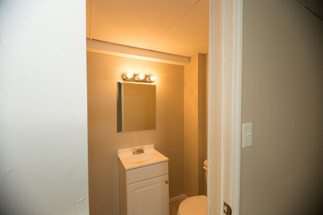 Building Photo - 3 potential 4 bedroom in desirable Beech G...