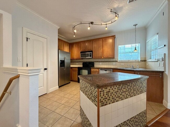 Building Photo - 1402 Parker Ln