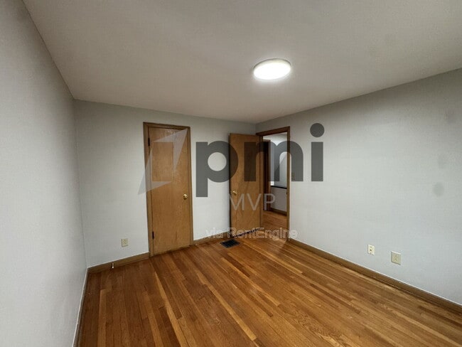 Building Photo - 2137 Ridgeview Rd