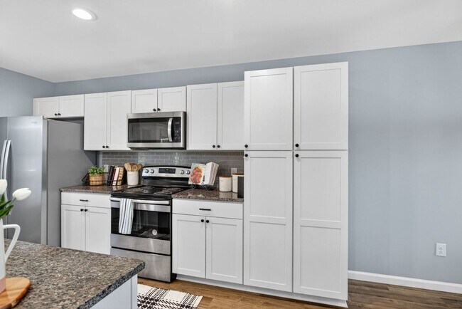Building Photo - 135 Swallow Dr