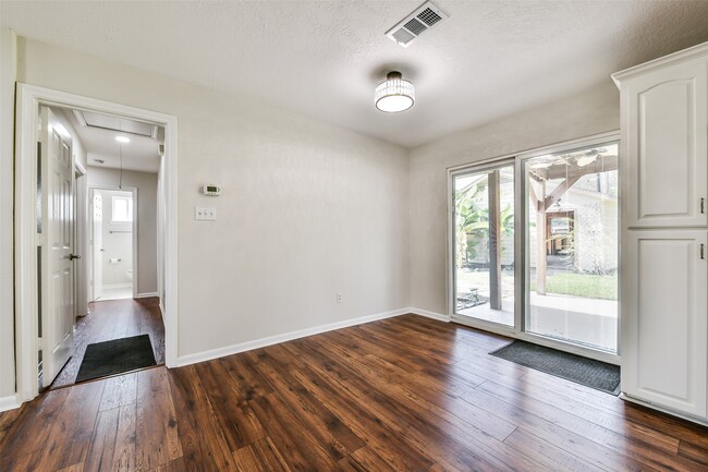 Building Photo - 304 Bellmar Ln