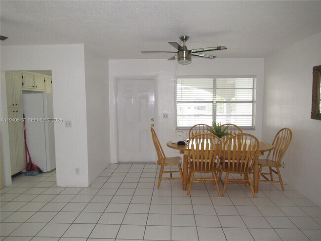 Building Photo - 581 Blue Heron Dr