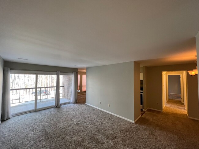 Building Photo - Sun-filled 2 Bed 1.5 Bath With Bonus Offic...