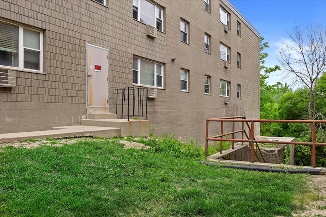 Building Photo - 2121 N Cambridge Ave