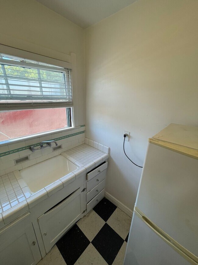 Building Photo - Charming Midtown Studio - 24th Street & J ...