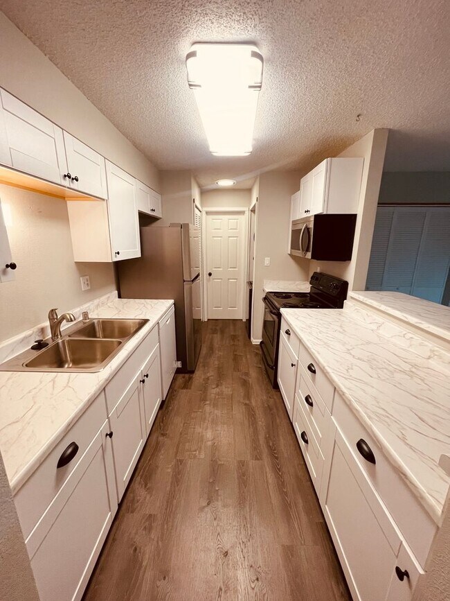 Building Photo - 1 Bedroom Condo in gated Hunting Meadows