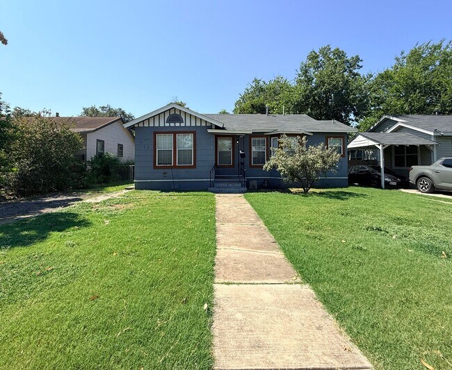 Building Photo - 210 Haggin St