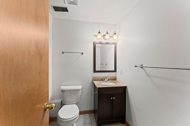 Building Photo - Beautiful 4 Bedroom Broadmoor Glen home - (D12 Schools)