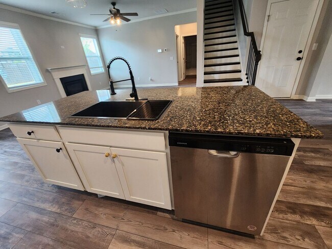 Building Photo - 5 Bedroom 3 Bath 2 Car Garage in Forsyth C...