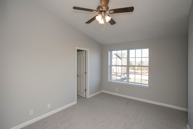 Building Photo - Newly Updated Townhome in Murfreesboro!