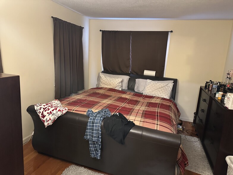 Building Photo - 63 Elm St