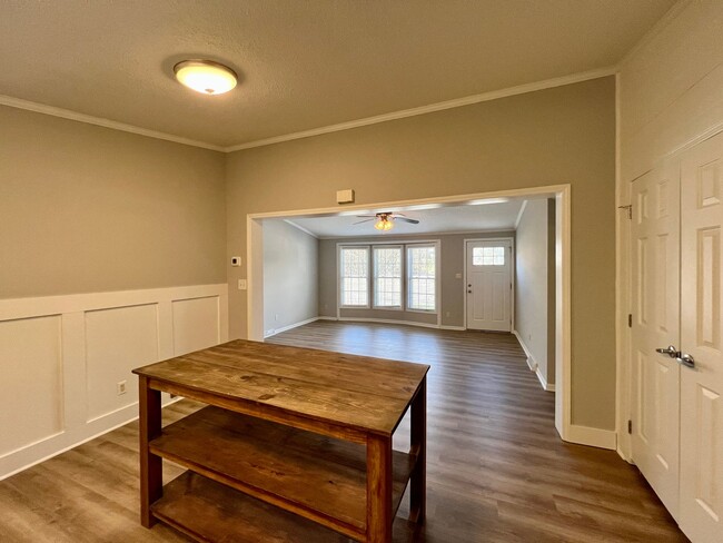 Building Photo - 3-Bed, 2-Bath home in N. Asheville!